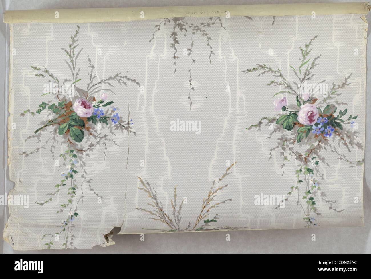 Seitenwand, Blockdruckpapier, auf grauem Grund, der Moiré oder wässerte Seide imitiert, zwei Säulen - eine, aus kleinen Sprays von rosa und blauen Blumen mit nachhängenden grünen Reben und die andere aus größeren Blumensträußen aus blauen, rosa und gelben Blumen mit nachhängenden Reben - abwechselnd., H#262, Frankreich, 1840–60, Wallcoverings, Sidewall Stockfoto
