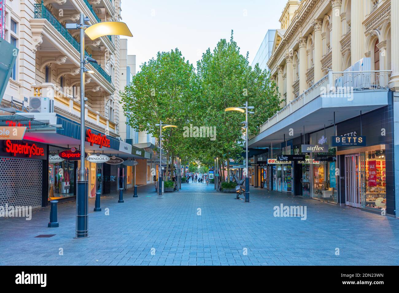 PERTH, AUSTRALIEN, 18. JANUAR 2020: Blick auf eine Einkaufsstraße in Perth, Australien Stockfoto