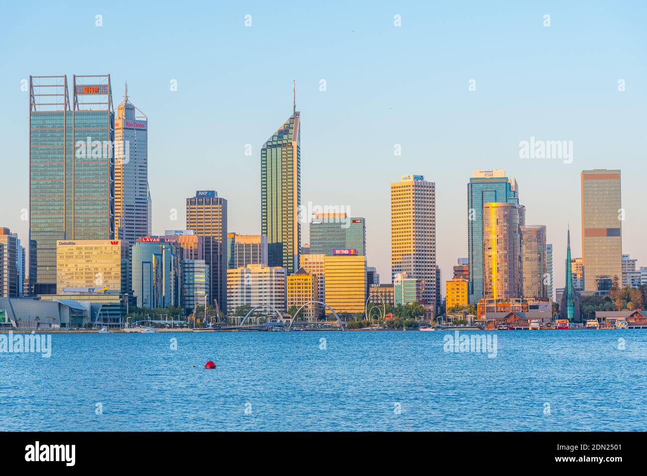 PERTH, AUSTRALIEN, 18. JANUAR 2020: Blick auf Perth bei Sonnenuntergang über dem Swan River, Australien Stockfoto