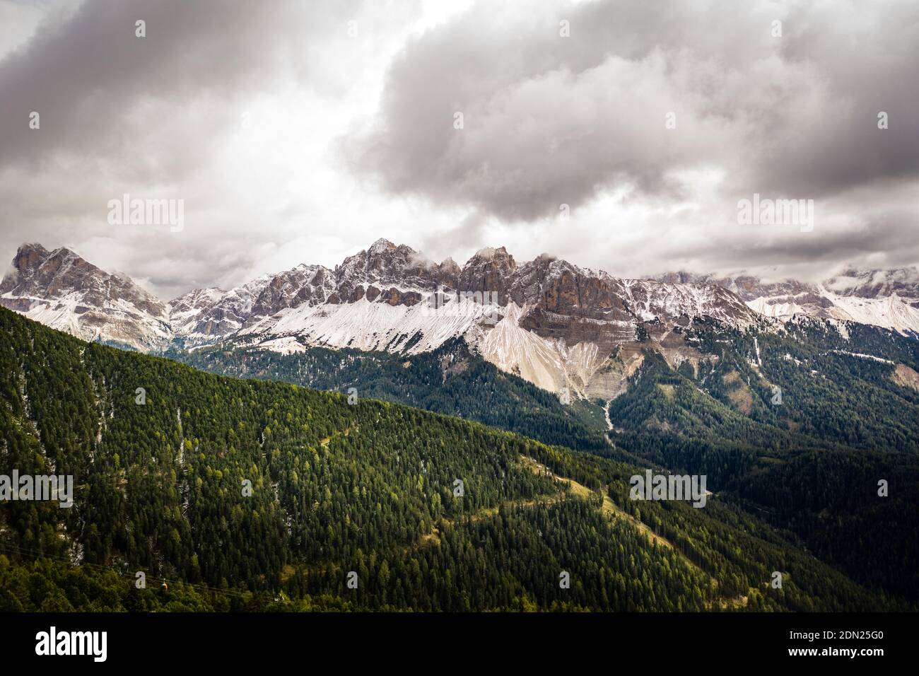 Blick auf die dolomiten Berge in den alpen auf einem bewölkten Tag Stockfoto