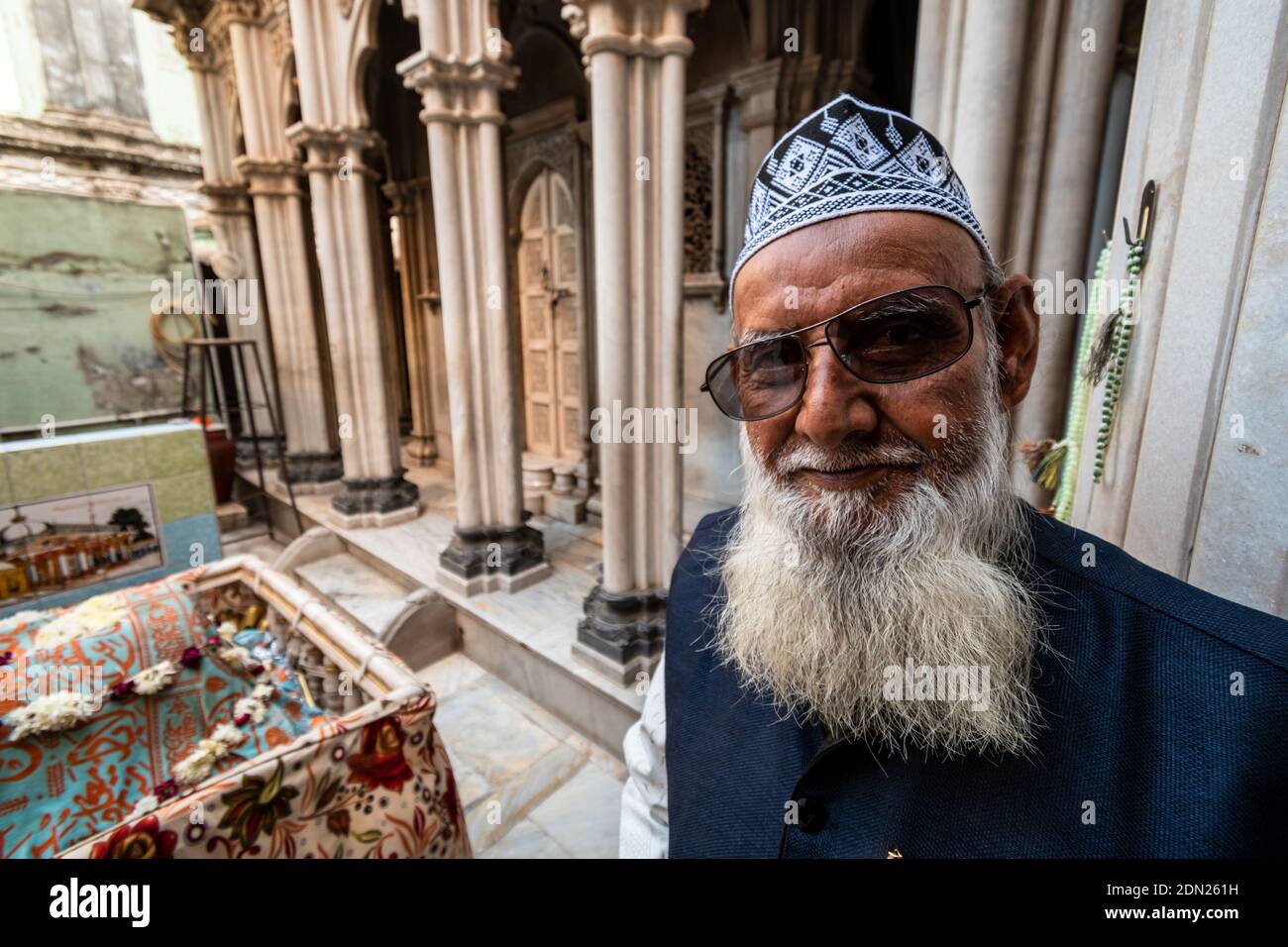 Jamnagar, Gujarat, Indien - Dezember 2018: Ein Weitwinkelporträt eines älteren indischen muslimischen Mannes mit einem langen weißen Bart und einer Schädelkappe in einer Moschee Stockfoto