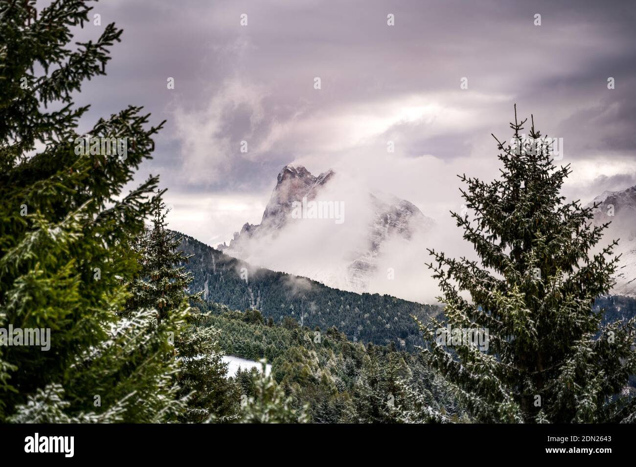 Berg von Wolken in österreichischen alpen verdeckt Stockfoto