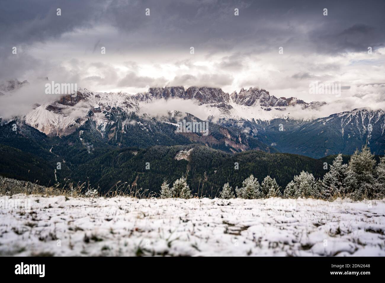 Landschaft mit schneebedeckten Bergkette im puez-geisler Nationalpark Stockfoto