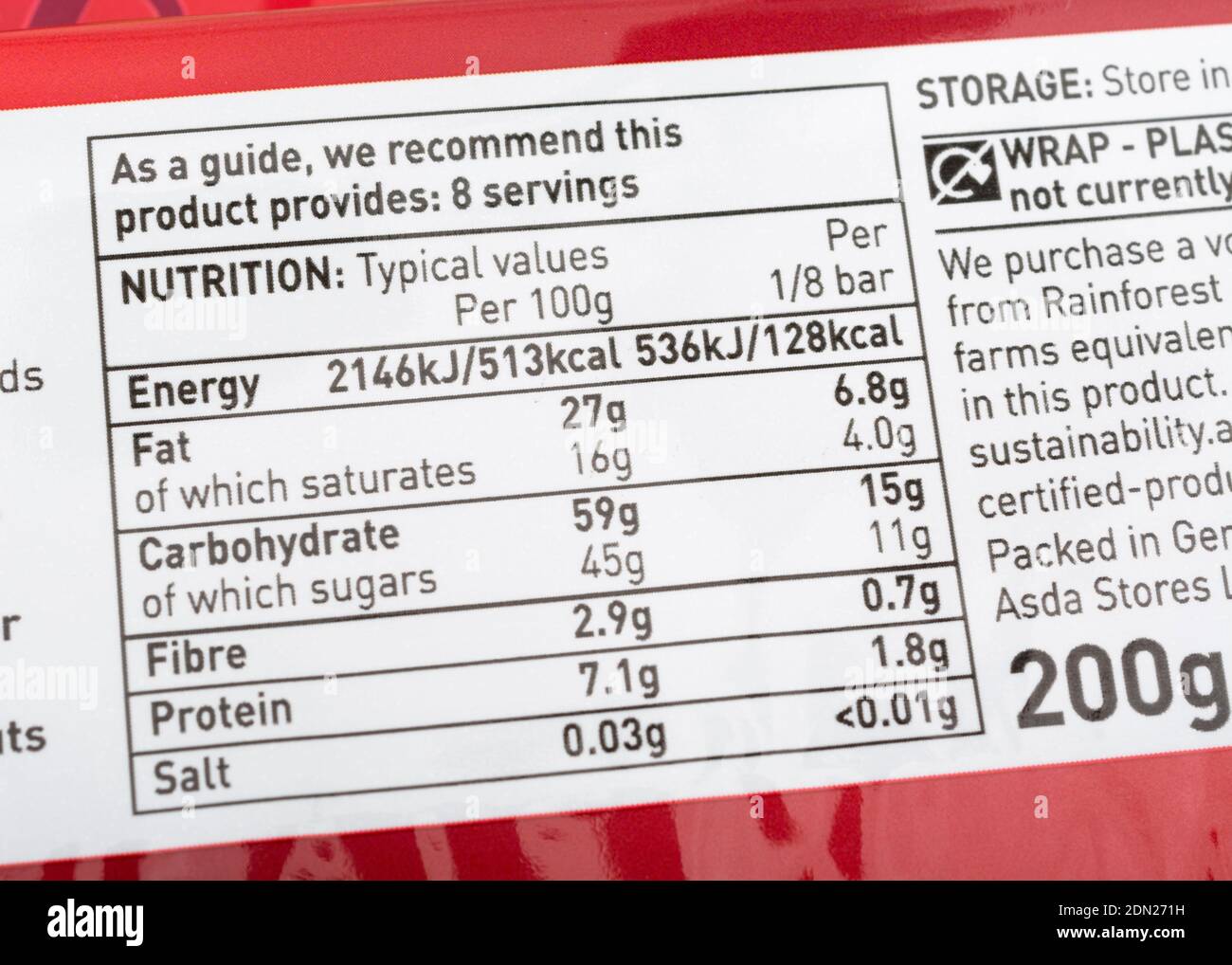 ASDA dunkle Schokolade Lebensmittel Verpackung Anzeige diätetische Ernährung Zusatzinfofeld. Für eine gesunde Ernährung, Lebensmittel-Etiketten Nahaufnahme, Komfort Lebensmittel. Stockfoto