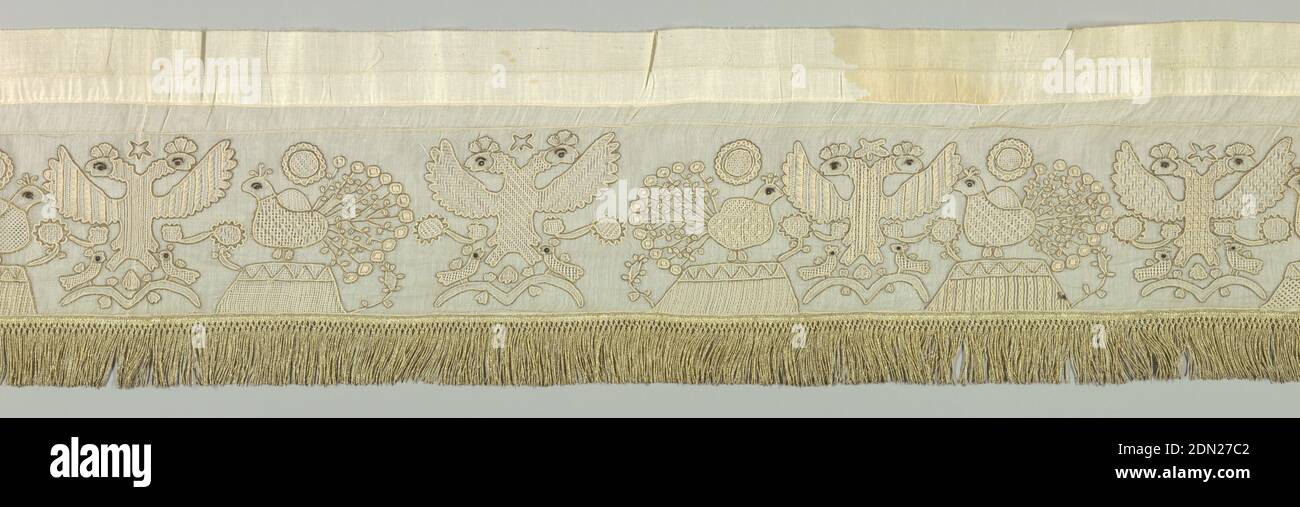 Border, Medium: Baumwolle, Seide, metallische Fadentechnik: Abgelenkte Elementarbeit und Stickerei, langer schmaler Rand aus sehr feiner weißer Baumwolle, verziert mit gezeichneter Arbeit, Stickerei in Weiß, Goldfaden, schwarze Seide und Goldfransen unten auf schmalem Brokatband oben gesetzt. Design besteht aus einem doppelköpfigen Adler zwischen Pfauen mit kleinen Vögeln darunter. Körper von Vögeln und Flügeln in einer Vielzahl von Designs in sehr feinen gezeichneten Arbeit gearbeitet, geometrische Muster, gestickt in weiß, Umrisse in Goldfaden, Vogelaugen in schwarzer Seide. Stockfoto
