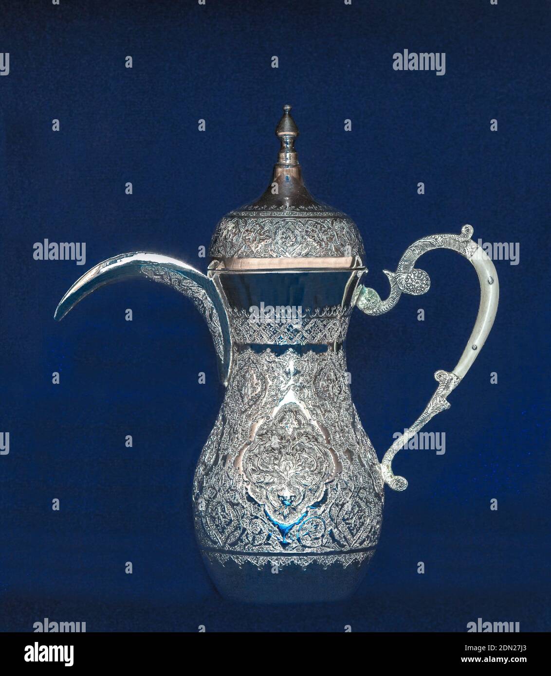 Kuwaitische Gravierte Silberne Kaffeekanne. Erworben in Kuwait, 1968. Stockfoto