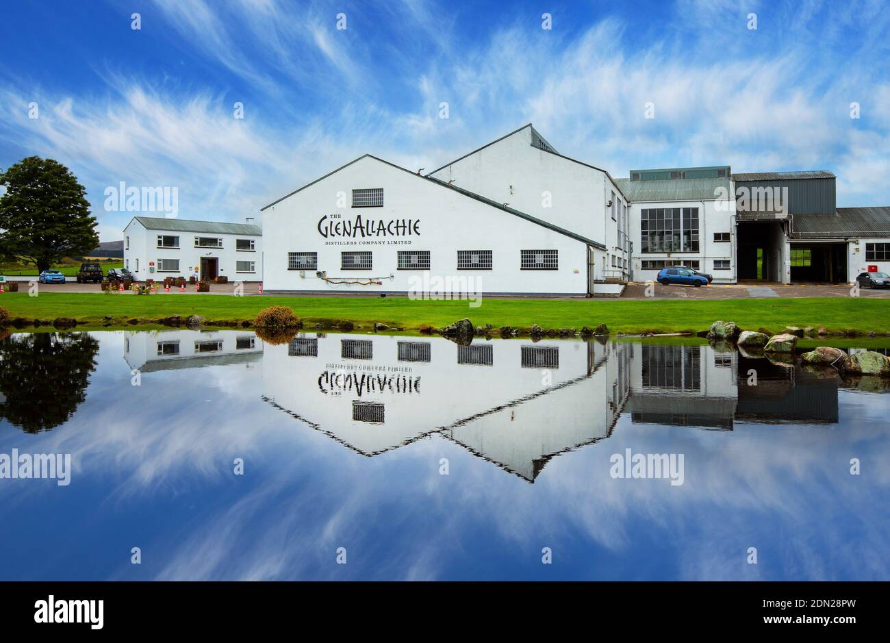 Die GlenAllachie Distillery in der Nähe des Dorfes Aberlour in Speyside, Schottland, Großbritannien Stockfoto