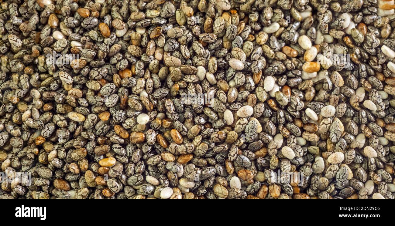 Chia Samen Hintergrundbild. Schwarze Chia Samen füllen im Bild. Gesunde Ernährung. Speicherplatz kopieren. Stockfoto