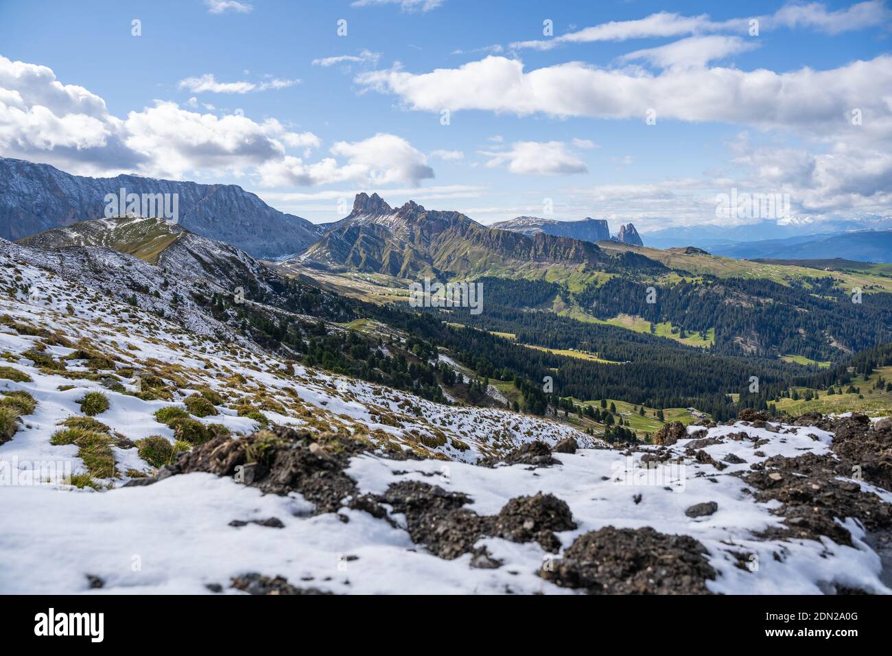 Schneebedeckte Berge mit Blick auf das schlerngebirge Stockfoto