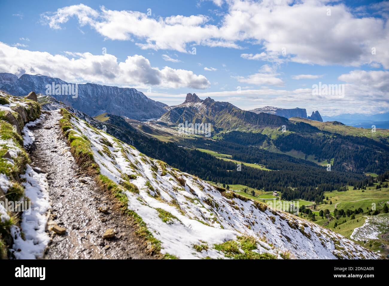 Blick auf die Bergkette schlern in den österreichischen dolomiten vom Trekking Trail Stockfoto