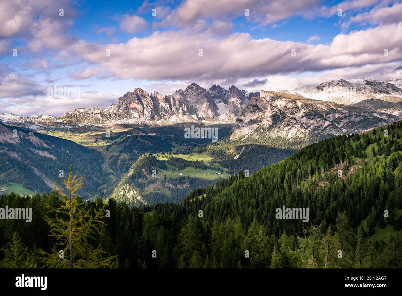 Blick auf die geisler-Gruppe in den österreichischen alpen Stockfoto
