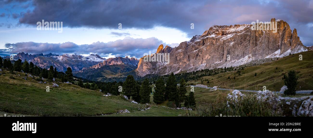 Panoramablick auf die österreichischen dolomitenberge im Morgengrauen Stockfoto