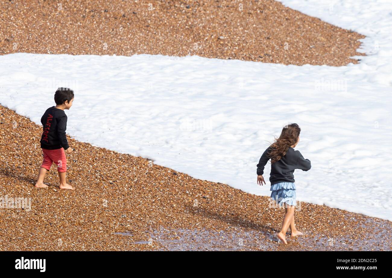 Spielen an den großen Wellen in Brighton Stockfoto