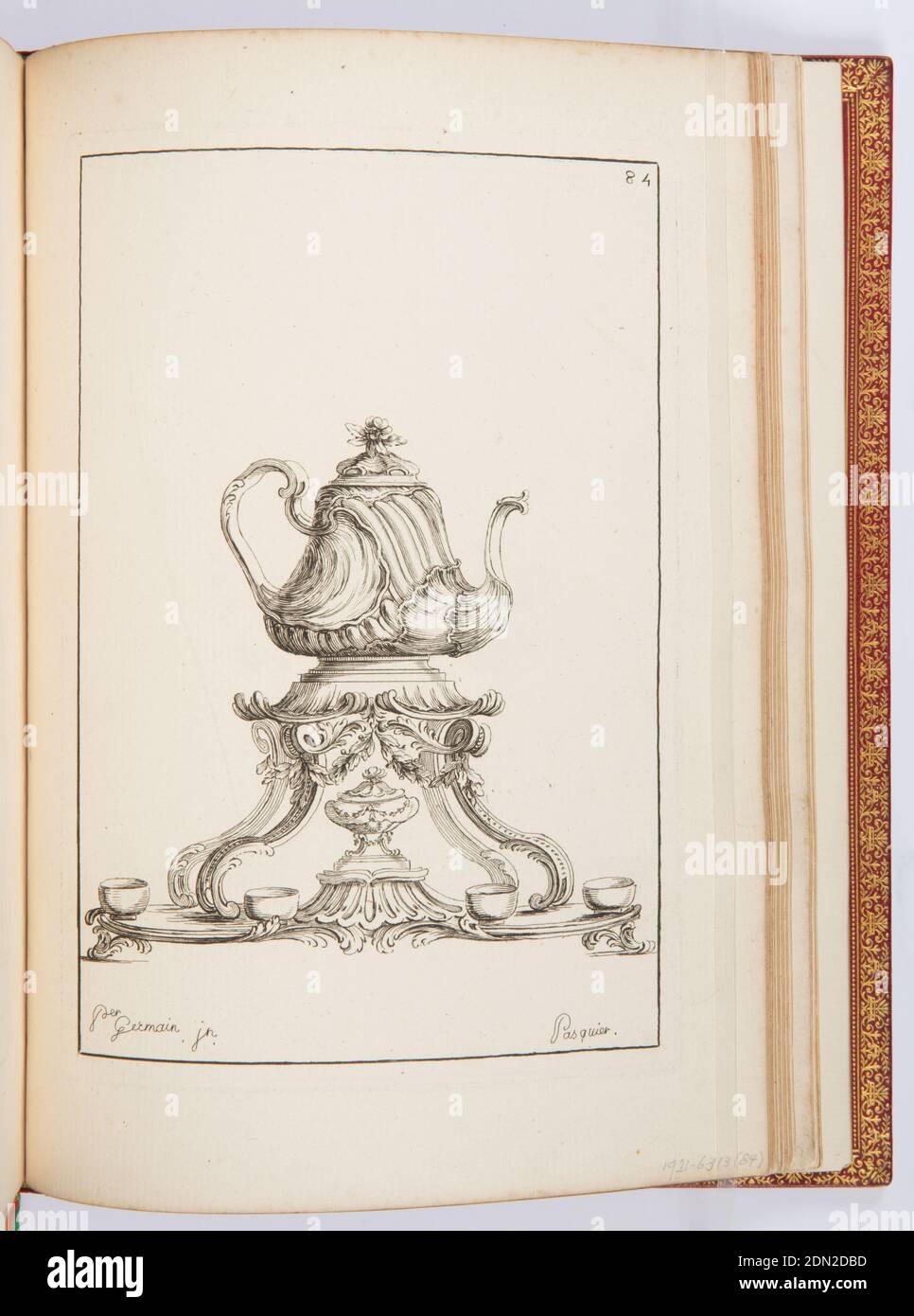Cabares (Teekanne), Platte 84, in Elements d'Orfevrerie (Elemente der Goldschmiedekunst), zweiter Teil, Pierre Germain, Französisch, 1703 - 1783, Jacques Jean Pasquier, Französisch, gest. 1785, Radierung auf gedeckten Papier, Teekanne aus Muscheln mit floralem Endstück, unterstützt von vier geschwungenen Beinen. Unten Zuckerdose mit Schale und vier Tassen., Frankreich, 1748, Metallarbeiten, Druck Stockfoto