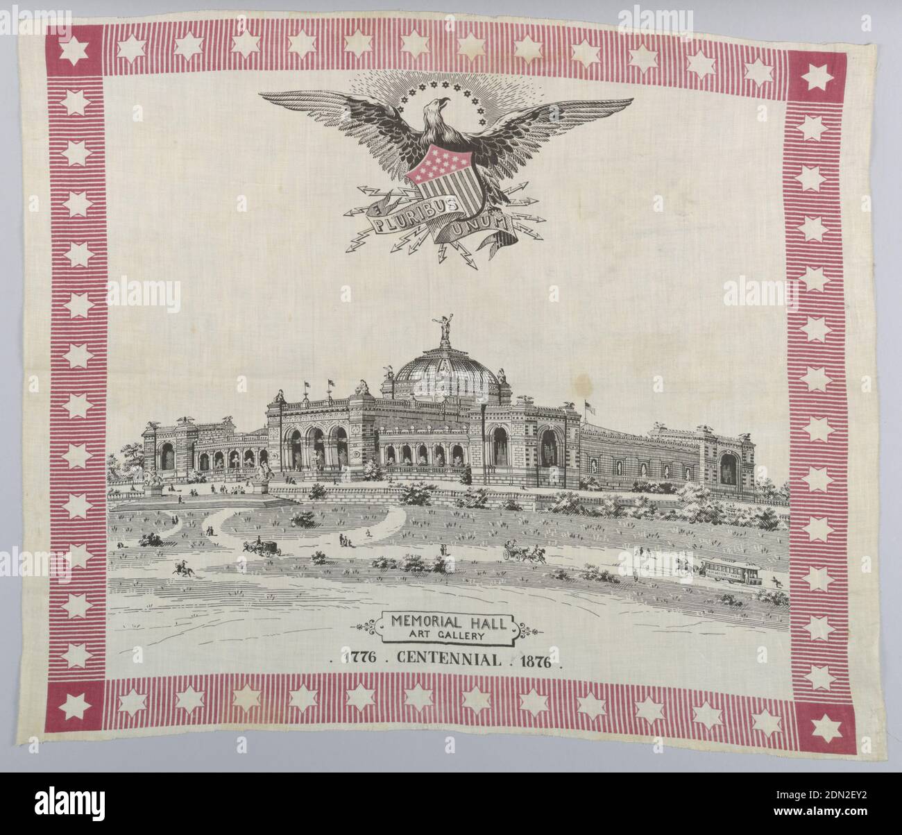 Quadratisch, Material: Baumwolle Technik: Walze auf Leinwandbindung gedruckt, Taschentuch in schwarz und rot gedruckt zeigt als Design die Memorial Hall Art Gallery zur Zeit der Centennial, 1876, im Philadelphia Fairmont Park., USA, 1876, bedruckte, gefärbte & bemalte Textilien, Square Stockfoto