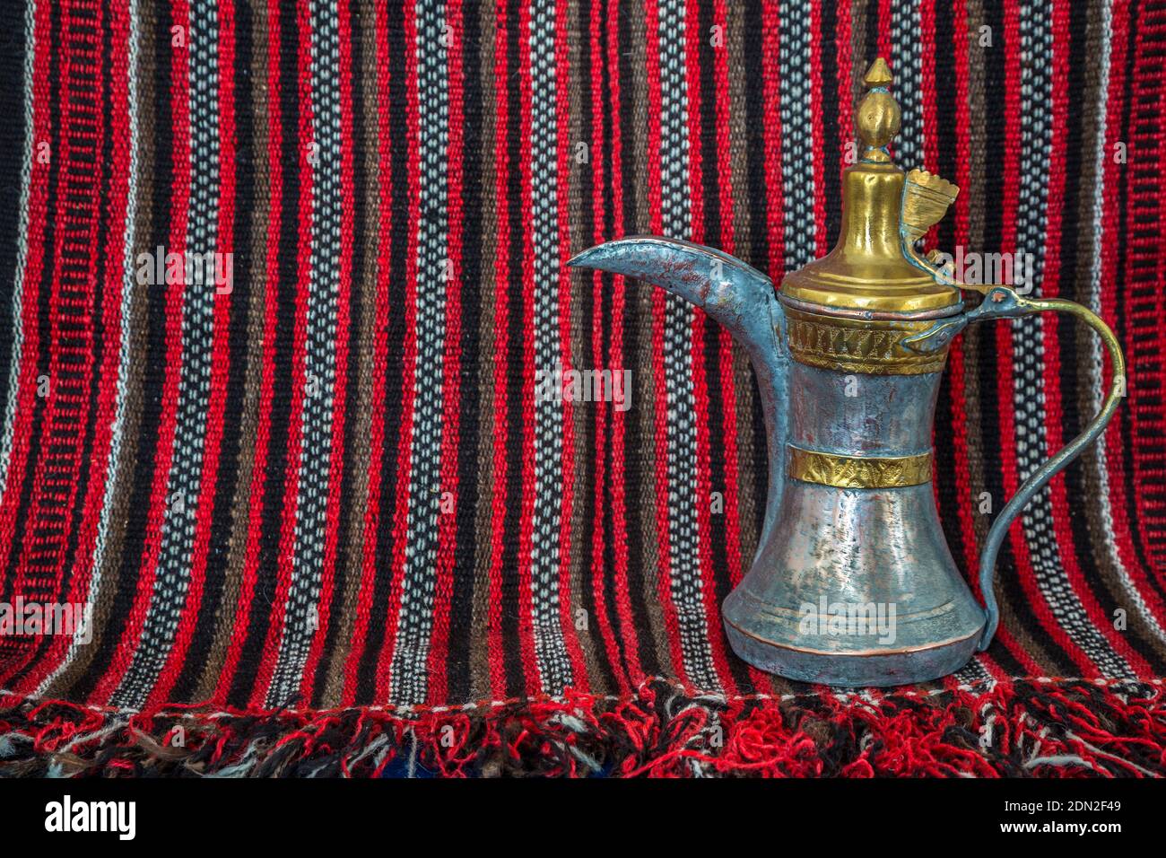 Omanischer Kaffeekanne und Stoff aus Nakhr Village, Wadi Ghul, Jebal Akhdar, Oman. Stockfoto