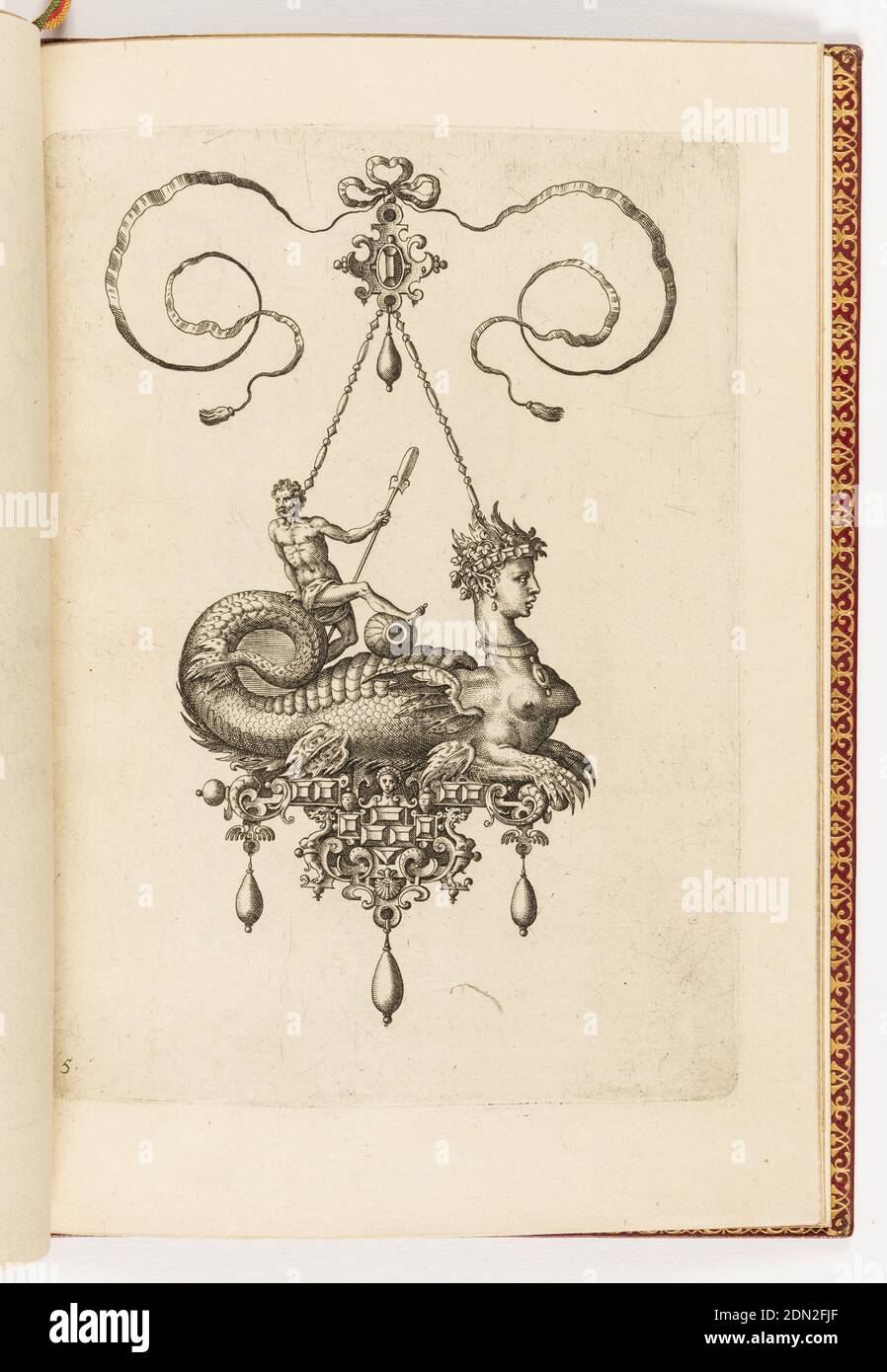 Tafel 5, von Bullarum Inaurium etc. Archetypi Artificiosi Pars Altera (Anhänger, Ohrringe, etc. Entwürfe der geschicktesten Natur, Teil zwei), Hans Collaert der Ältere, Flämisch, ca. 1530 - 1581, Adriaen Collaert, Flämisch, ca. 1560 – 1618, Philips Galle, Flämisch, 1537 - 1612, Gravieren auf Papier, gelegt und vergoldet, HÄNGT EIN Anhänger in Form eines mythischen Tieres, das auf einem Strapwork-Sockel thront, an einem Bogenknoten. Die Basis besteht aus facettierten Edelsteinen, einer Schale und Drachen und ist mit drei Tropfperlen aufgehängt. Auf dem Rücken des Monsters reitet eine männliche Figur mit einem Ruder., Antwerpen, Belgien, 1582 Stockfoto