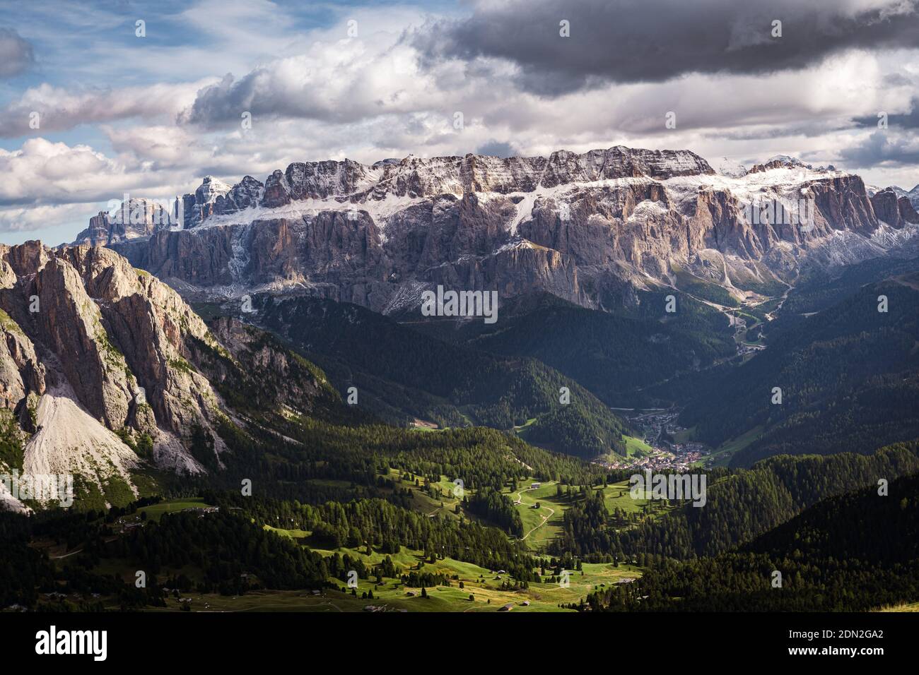 Blick auf schneebedeckte Berge vom Gipfel des seceda Stockfoto