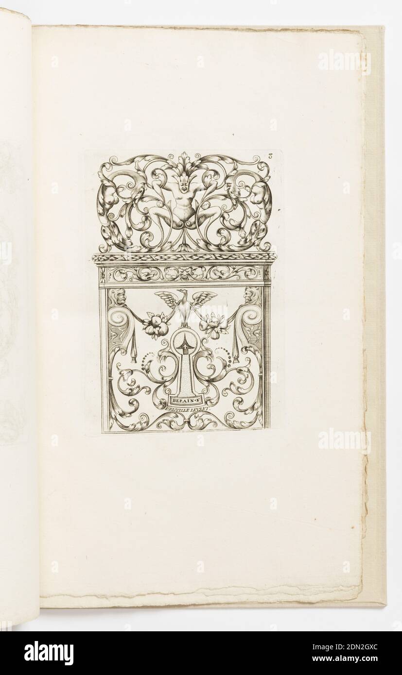 Teller 8, von Diverses pièces de serruriers (verschiedene Entwürfe für Schlosser), Hugues Brisville, französisch, aktiv ca. 1663, Jean Bérain, der Ältere, Französisch, 1640 - 1711, Hugues Brisville, Französisch, aktiv ca. 1663, Nicolas Langlois, französisch, 1640 - 1703, Pierre Mariette II, französisch, 1634 - 1716, Gravieren auf gearbeitetes Papier, Vertikales Rechteck mit einem von Rollwerk umgebenen Escutcheon. Oben thront ein Vogel mit Früchten und Masken. Oben, symmetrische Arabesken mit grünem., Frankreich, nach 1662, Ornament, Print Stockfoto