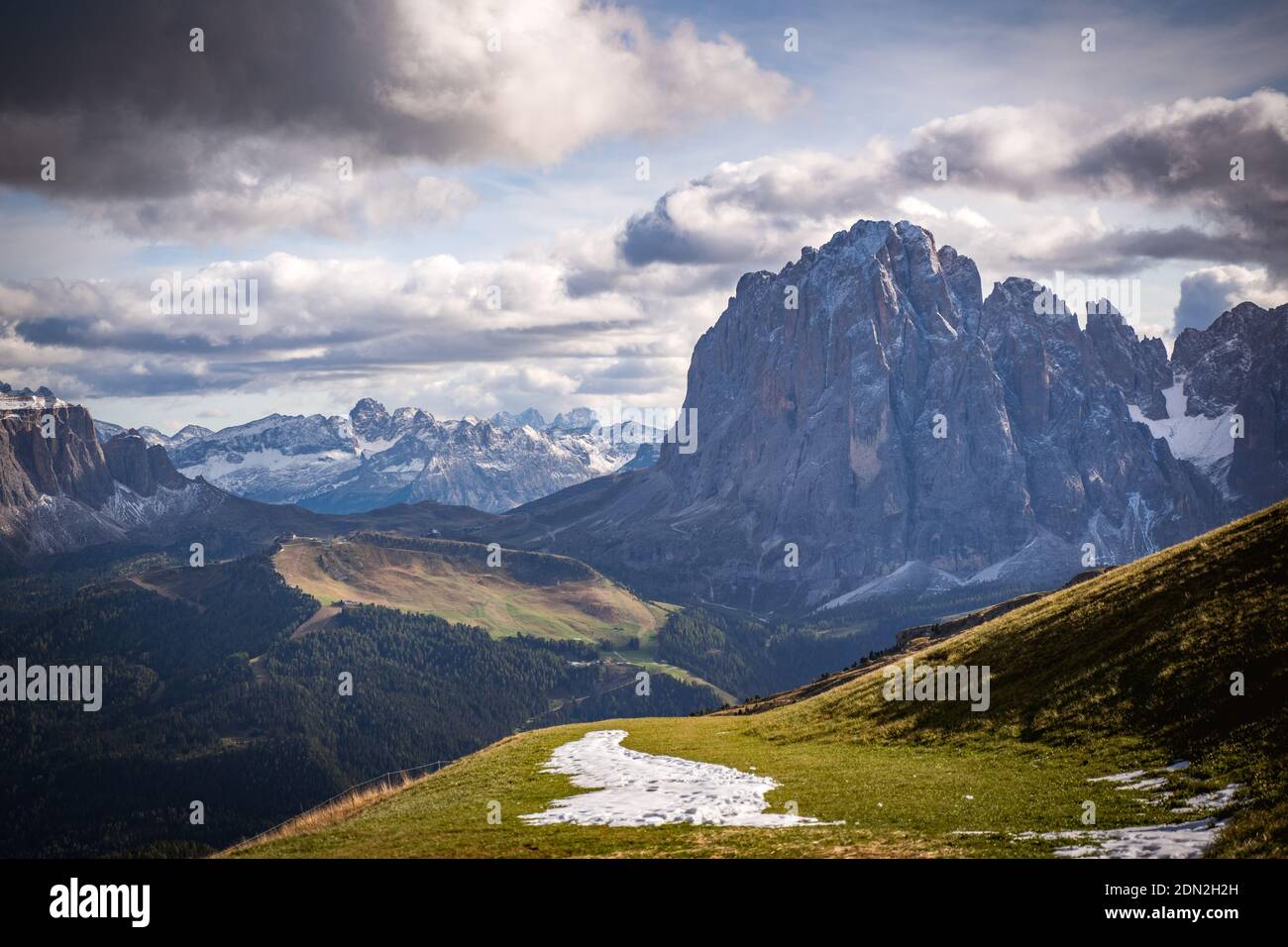 Blick auf den massiven langkofel in den österreichischen alpen Stockfoto