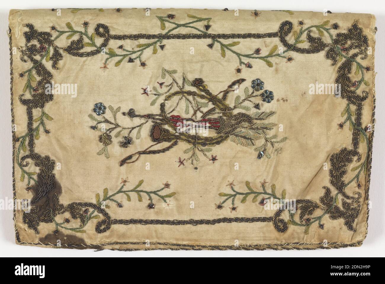 Brieftasche, Medium: Seide und metallische Fadenstickerei auf Seidenfundament Technik: Gestickt auf Satinfundament, Weiße Seide gestickt in floralen Designs mit Bordüren., Frankreich, 18. Jahrhundert, Kostüm & Accessoires, Brieftasche Stockfoto