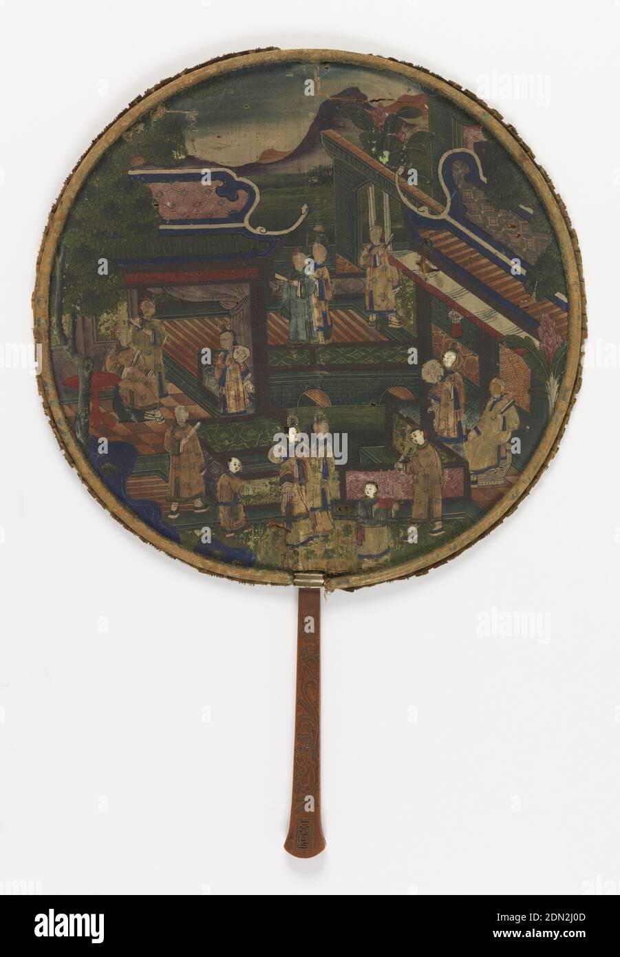 Handscreen, Painted paper leaf mit applizierten Seide, geschnitzter Holzgriff, Handscreen mit rundem Blatt und geschnitztem Holzgriff. Aufwendige gemalte Szene von Figuren in einem architektonischen Rahmen, Kleidung wird Stücke von Seide angewendet., China, 18. Jahrhundert, Kostüm & Accessoires, Handscreen Stockfoto