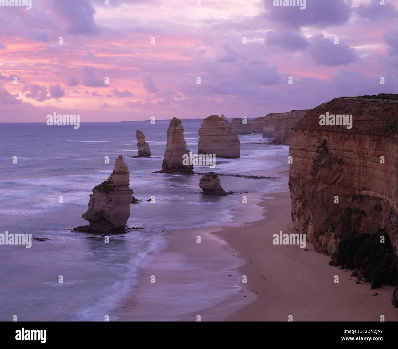 Australien. Victoria. Port Campbell National Park. Great Ocean Road Küste. Klippen und die 12 Apostel Felsformationen. Stockfoto