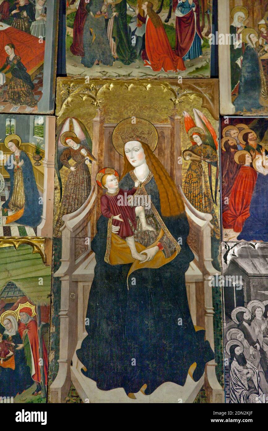 Vertikale Aufnahme eines gotischen Altars mit der Jungfrau Maria in der Mitte der romanischen Kirche Santa María, Artíes, Vall d’Aran, Lleida, Katalonien Stockfoto