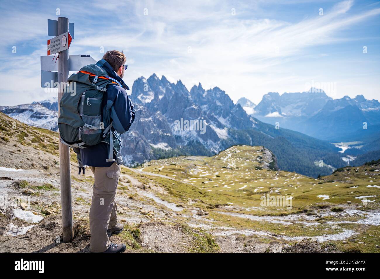 Wanderer mit Rucksack mit Blick auf die dolomiten Stockfotografie - Alamy