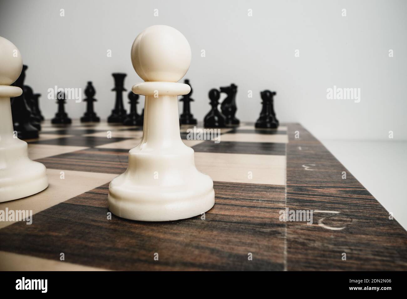 Macro photo of chess pieces on a chess board Stockfoto