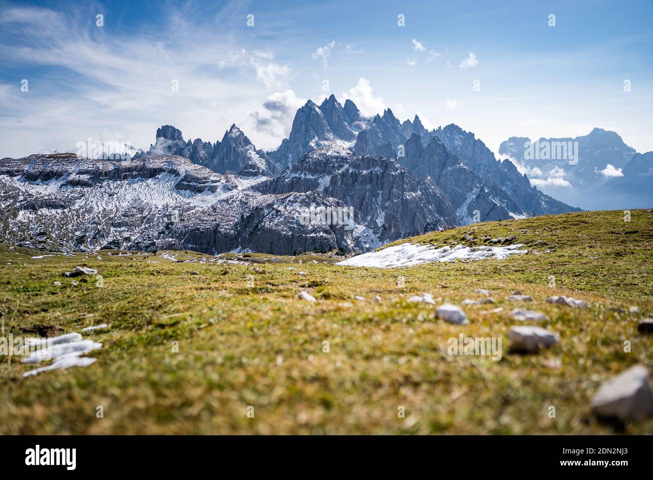 Blick auf scharfe Berggipfel in den alpen Stockfoto