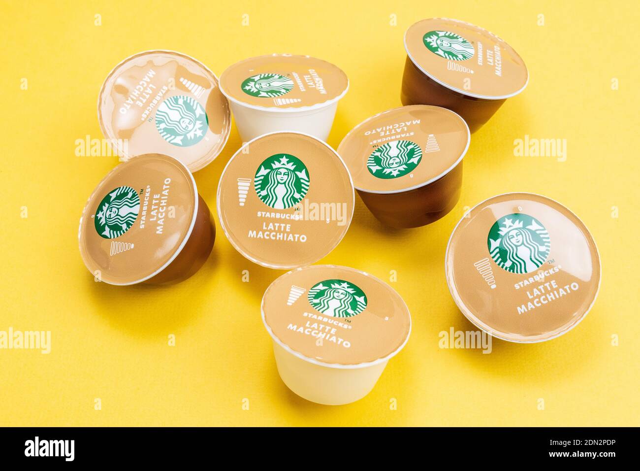 Tjumen, Russland-Dezember 10, 2020: Starbucks Dolce gusto nescafe Espresso Kaffeekapseln auf gelbem Hintergrund Stockfoto