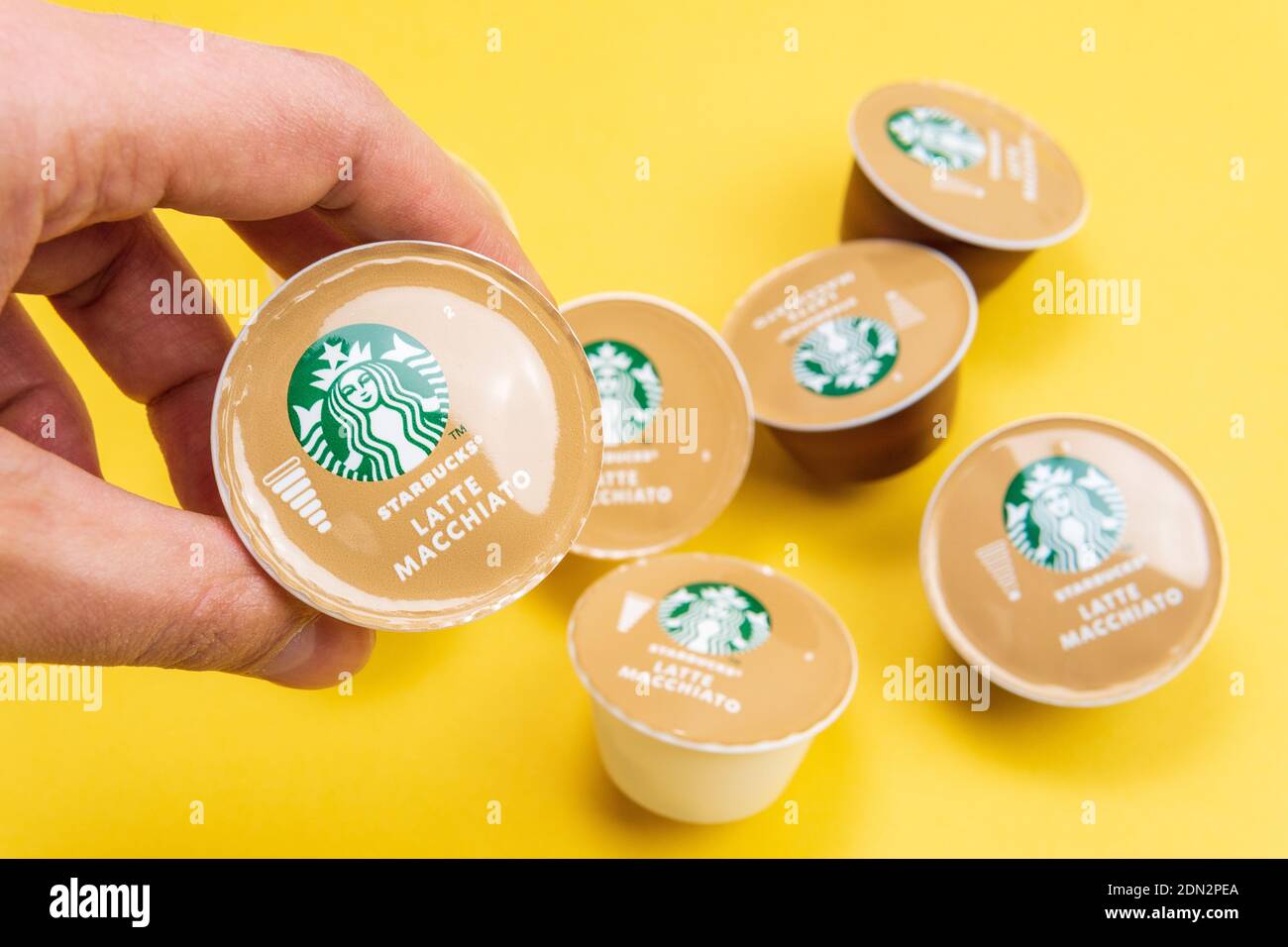 Tjumen, Russland-Dezember 10, 2020: Starbucks Dolce gusto nescafe Espresso Kaffeekapseln auf gelbem Hintergrund Stockfoto