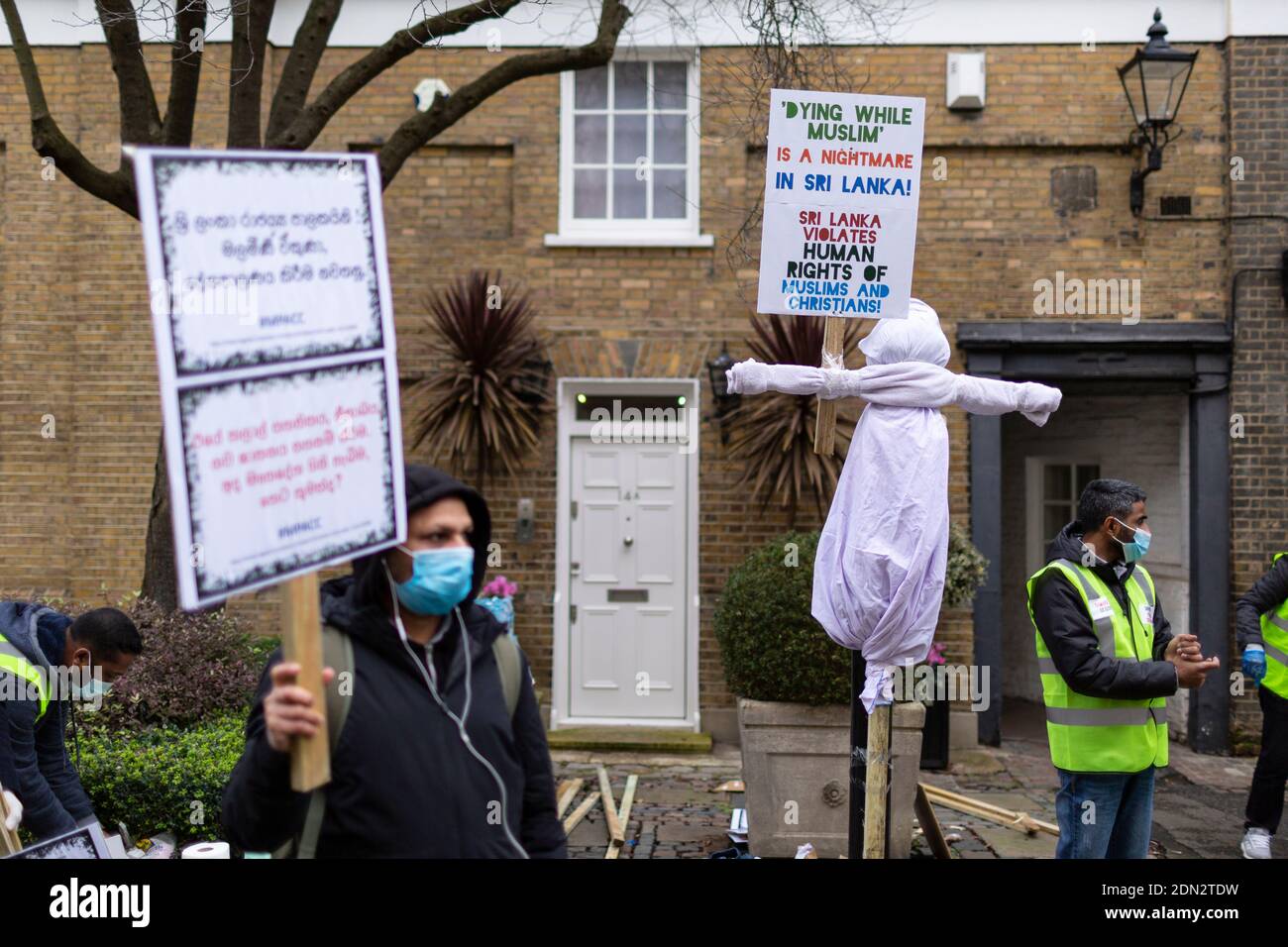 Protest gegen die erzwungene Einäscherung von COVID-19 Opfern in Sri Lanka, Botschaft von Sri Lanka, London, 12. Dezember 2020 Stockfoto