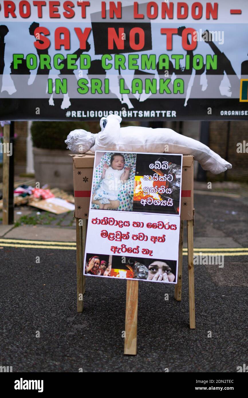 Protestdemonstration gegen die erzwungene Einäscherung von COVID-19 Opfern in Sri Lanka, Botschaft von Sri Lanka, London, 12. Dezember 2020 Stockfoto