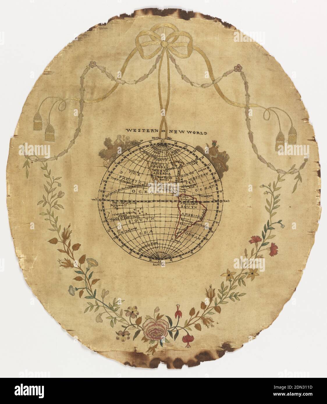 Kartenprobenehmer, Medium: Seidenstickerei, Farbe, Seidenfundament Technik: Satin, Split und Stiel Stiche auf Leinwandbindung, Globe zeigt Nord- und Südamerika mit Figuren, die Kolonisten und einen Indianer der Ureinwohner darstellen. Umgeben von blühenden Sprays gebunden mit tasseled Band., England, Ende des 18. Jahrhunderts, Stickerei & Stitching, Karte Sampler Stockfoto