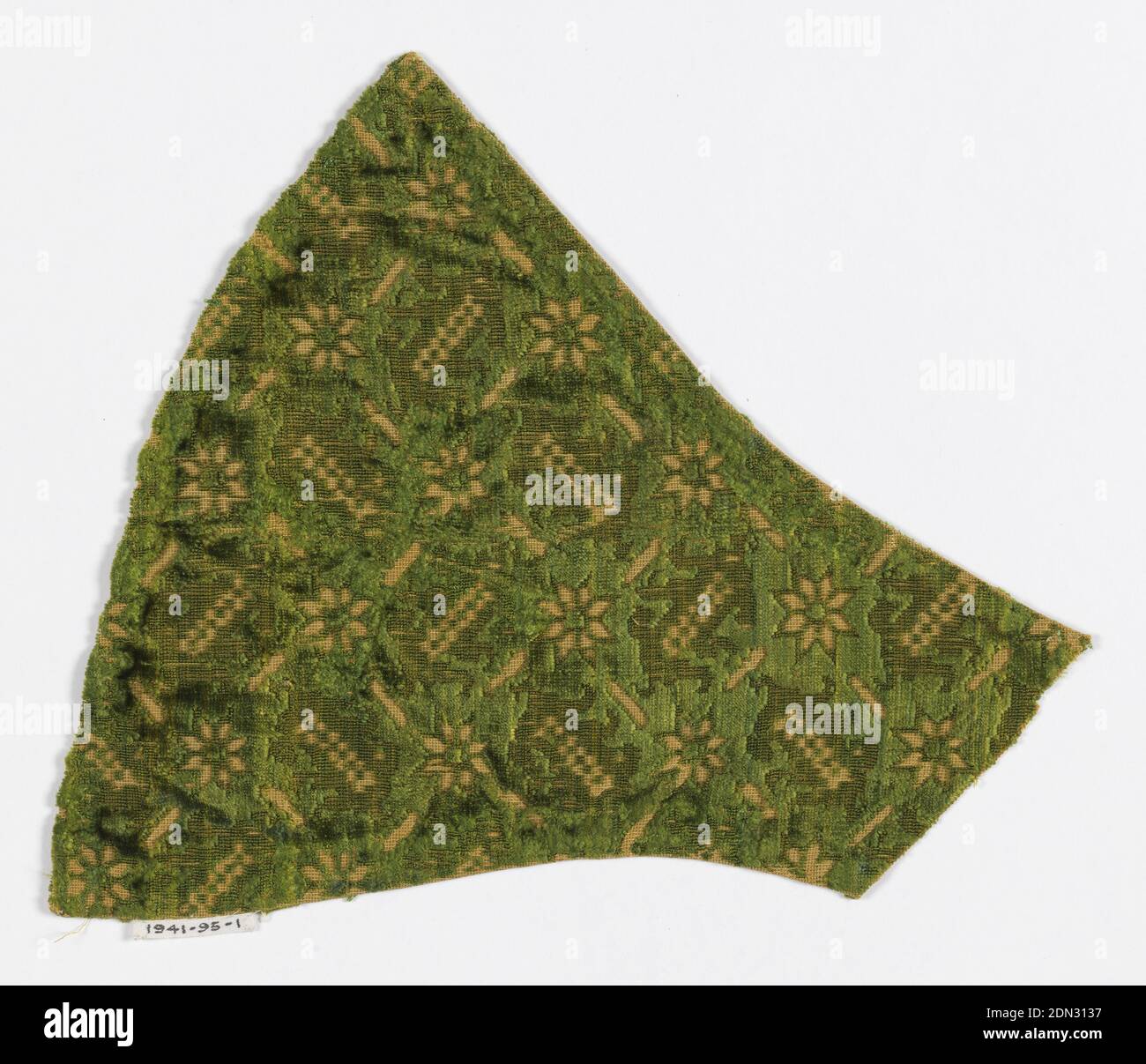 Fragment, Medium: Seidentechnik: Geschliffen und ungeschliffener zusätzlicher Kettstapel (Samt) in einem einfachen gewebten Fundament, grüner Stapel auf einem braunen Fundament hat ein Design von Rosetten in den Ecken von Quadraten, die eine doppelte Reihe von Diamantformen umschließen gesetzt. Die quadratischen Formen haben unregelmäßige Flächen von geschnittenen und ungeschnittenen Haufen., Italien, 18. Jahrhundert, gewebte Textilien, Fragment Stockfoto