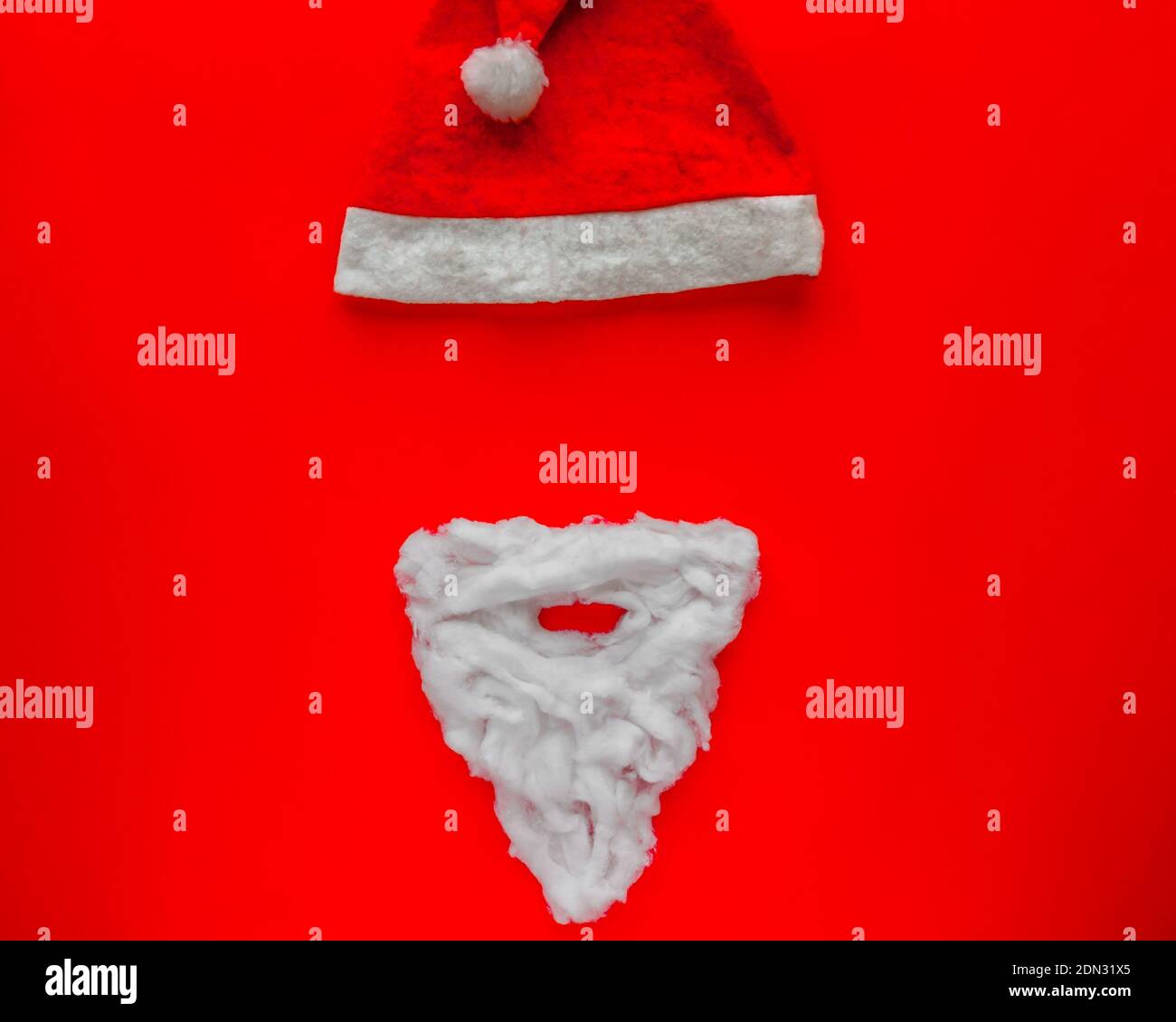 Weihnachtsmann Weihnachtskonzept auf rotem Hintergrund Stockfoto