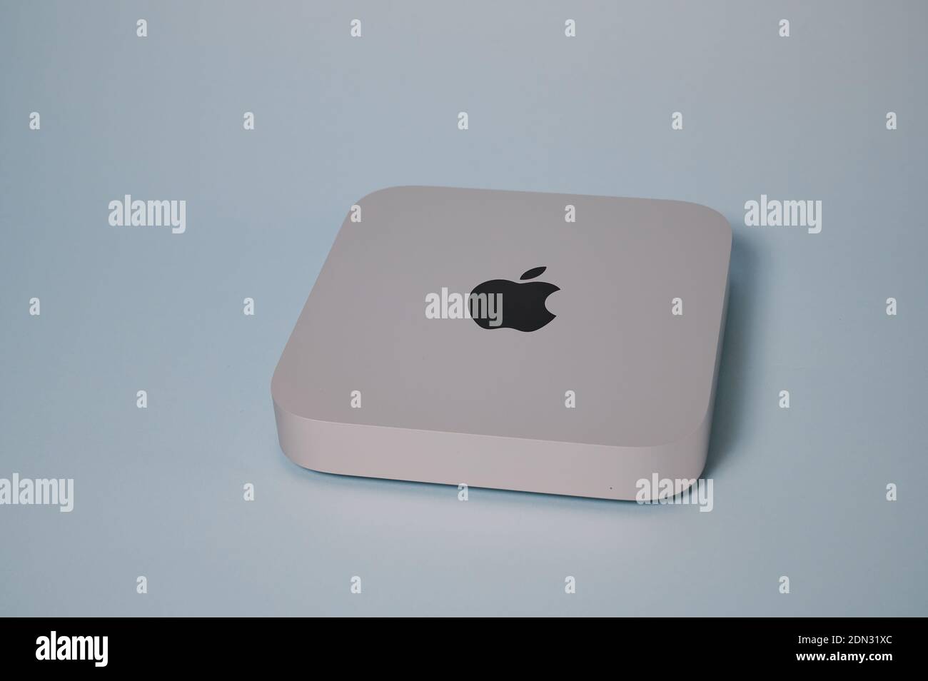 Mainz, 17. Dezember 2020: Der neueste Apple Mac Mini 2020 mit dem neuen M1-Chip auf blauem Hintergrund. Stockfoto