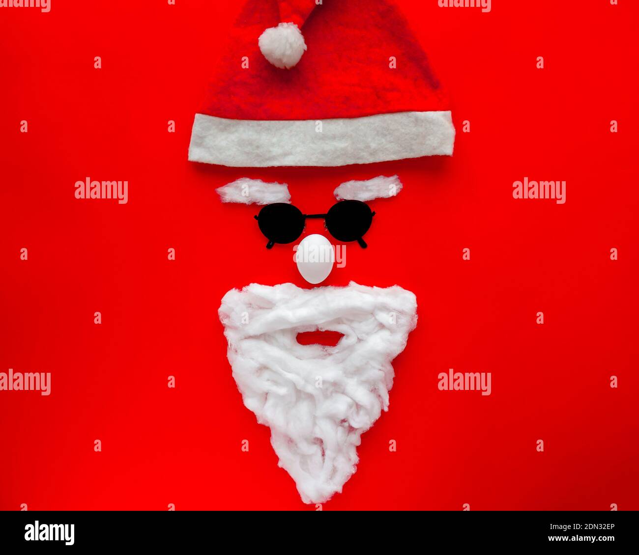 Weihnachtsmann Weihnachtskonzept auf rotem Hintergrund Stockfoto