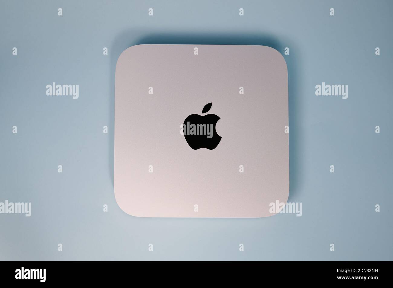 Mainz, 17. Dezember 2020: Der neueste Apple Mac Mini 2020 mit dem neuen M1-Chip auf blauem Hintergrund. Stockfoto