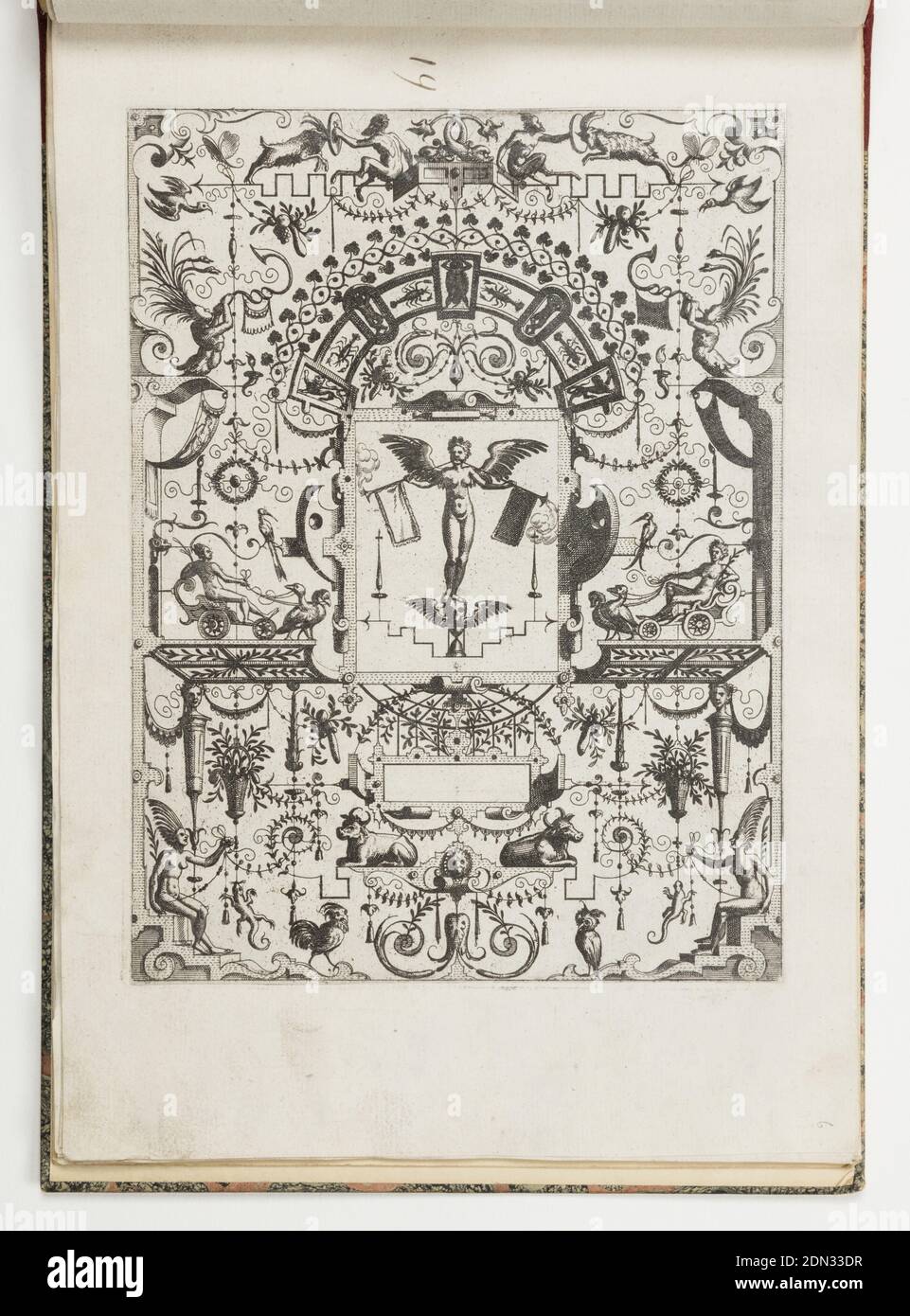 Tafel 19, von Grotteßco in diverßche manieren, Hans Vredeman de Vries, Niederländisch, 1527 - ca. 1606, Jan van Doetechum der Ältere, Holländer, aktiv 1554 - ca. 1600, Lucas van Doetechum, Holländer, nach 1584, Gerard de Jode, Flämisch, 1509 - 1591, Radierung auf Papier, groteske Tafel. In der Mitte steht eine geflügelte Figur auf einem Schädel und einer Sanduhr, die zwei Trompeten bläst. Sie wird von zwei von Vögeln gezogenen Wagen flankiert., Frankreich, 1564, Ornament, Print Stockfoto