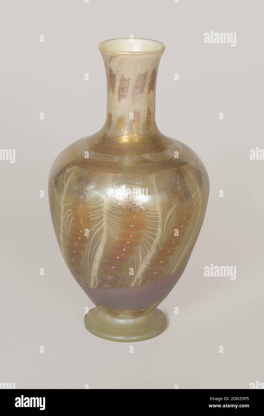 Vase, 'Favrile' Glas, rund spreizender Fuß unterstützt eiförmigen Körper  von einem schmalen leicht abfackeln Hals überragt. Dekoriert mit Gold und  Citron in der Farbe segmentiert und filamented frei, in der Regel vertikale