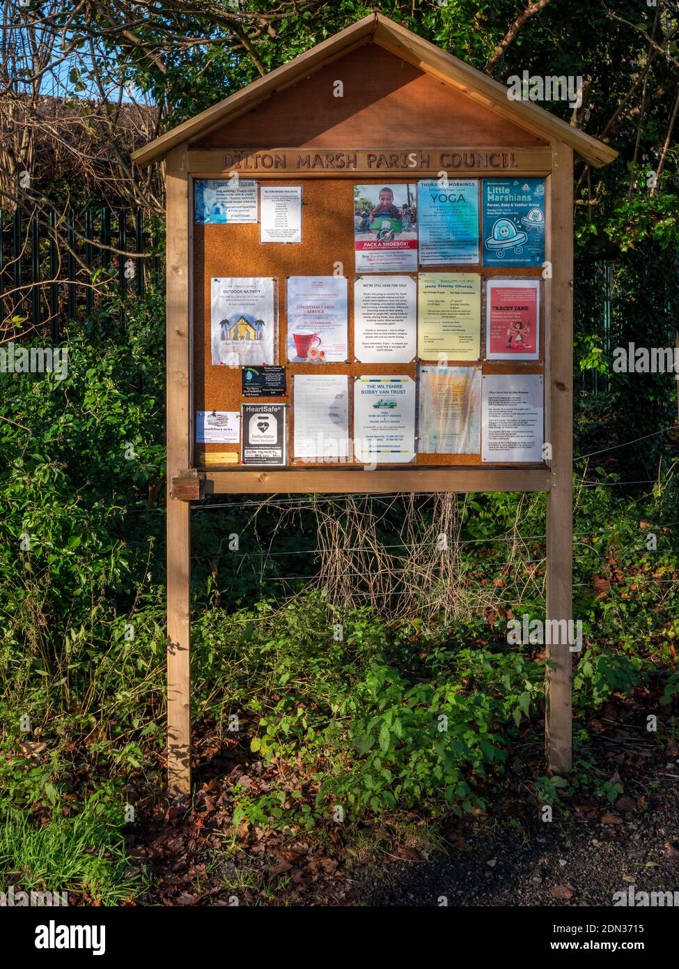 Die Tafel des Gemeinderats von Dilton Marsh ist voll mit verschiedenen Mitteilungen. Dilton Marsh in der Nähe von Westbury, Wiltshire, England, Großbritannien. Stockfoto