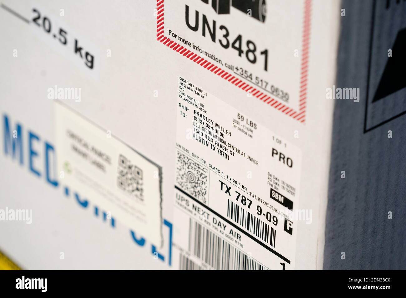 Austin, TX USA 17. Dezember 2020: Eine Box mit 5,000 Dosen Coronavirus-Impfstoff für die Dell Medical School, während der Gouverneur von Texas, Greg Abbott, mit der Presse in einer UPS-Einrichtung darüber spricht, dass Texas am Donnerstag, dem 17. Dezember 2020, seine ersten Lieferungen des Pfizer-Impfstoffs gegen Coronaviren erhalten hat. Tausende Texaner werden in den kommenden Tagen voraussichtlich geimpft. Kredit: Bob Daemmrich/Alamy Live Nachrichten Stockfoto