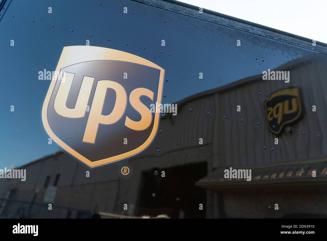Austin, TX USA 17. Dezember 2020: Ein UPS-Truck wartet auf die Abfahrt, während der Gouverneur von Texas, Greg Abbott (nicht gezeigt), in einer UPS-Einrichtung über den Erhalt der ersten Lieferung des Pfizer-Impfstoffs gegen Coronaviren am Donnerstag, 17. Dezember 2020, spricht. Tausende Texaner werden in den kommenden Tagen voraussichtlich geimpft. Kredit: Bob Daemmrich/Alamy Live Nachrichten Stockfoto