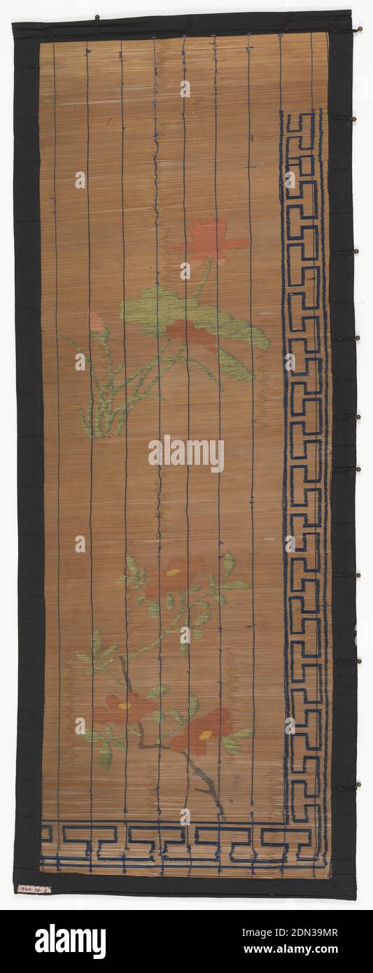 Fensterschirm, Bambus, Seidenstoff und Faden, Farbe, großformatige Wasserlilie als zentrales Motiv. Griechisches Schlüsseldesign am linken Rand., China, Japan, 1880–1900, Wandverkleidungen, Fenstergarbe Stockfoto