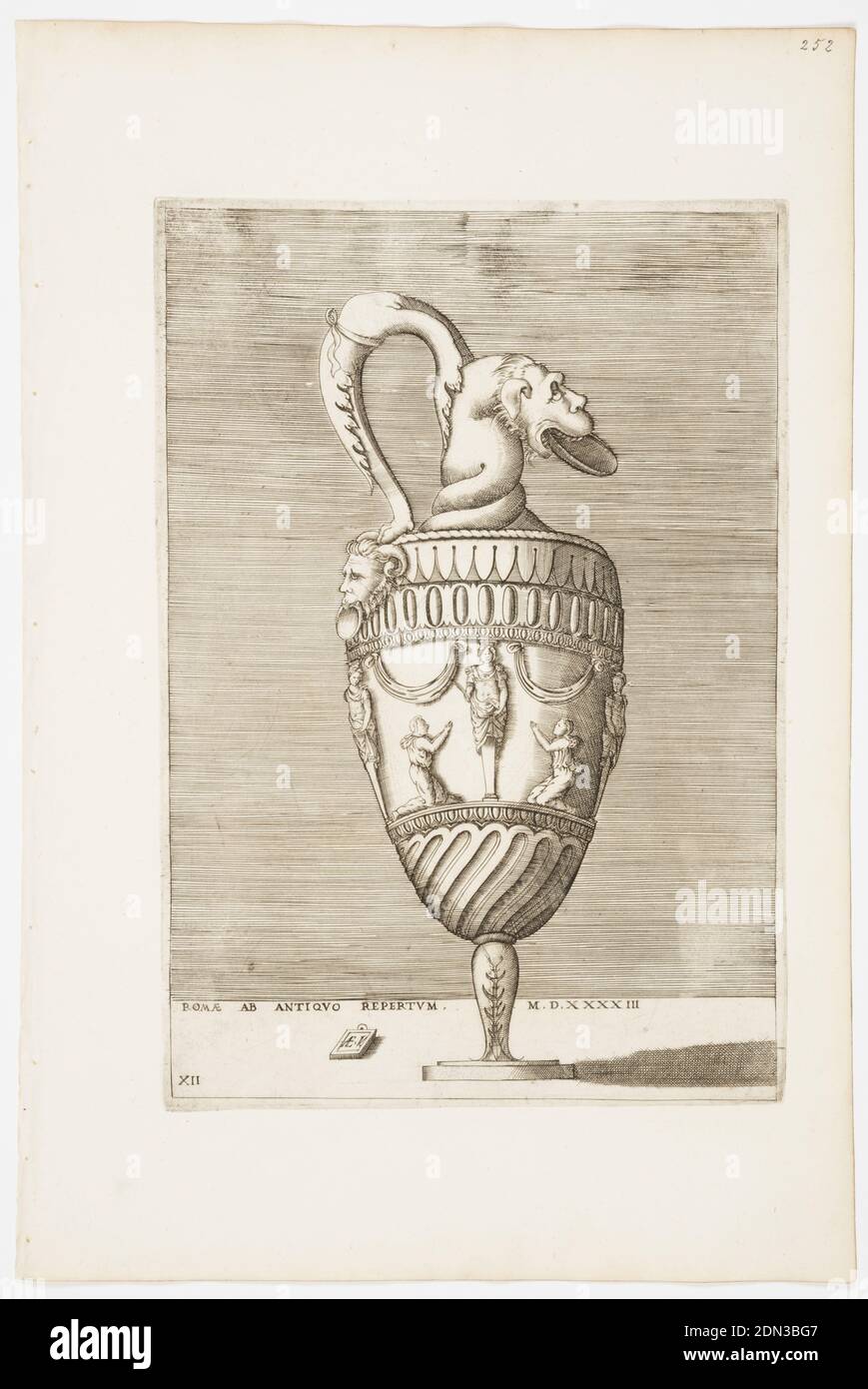 Vase (Platte 12 einer Serie), Enea Vico, italienisch, 1523–1567, schwarze Tinte auf Papier, vertikales Rechteck. Ein Abwasserkanal, dessen Griff aus einem Tierfuß besteht, der einen grotesken Kopf mit verdrehtem Hals verbindet und eine Schale im Mund hält. Auf dem Körper huldigen zwei Figuren einem Herm. Unten eingeschrieben: 'ROMAE ab ANTIQVO REPERTVM MD XXXXIII' und 'A.E.V.' auf einer Tablette., Italien, 1543, Ornament, Print Stockfoto
