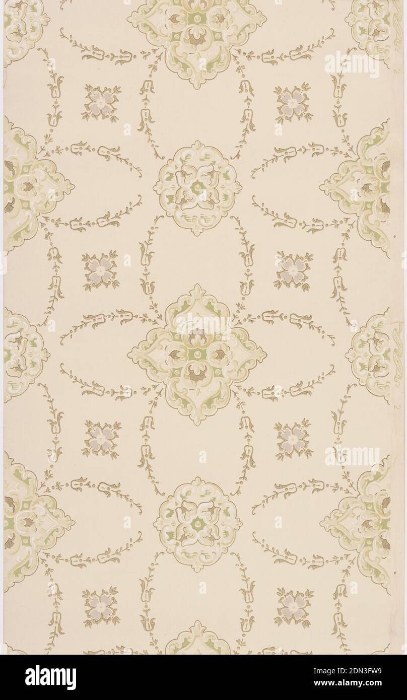 Deckenpapier, Standard Wall-Paper Company, Standard Wall-Paper Company, Sandy Hill, New York, maschinenbedrucktes Papier, abwechselnd große und kleine Quatrefoil-Medaillons enthalten Blattscrollwork und Perldetails. Aus jedem Medaillon strahlen vier florale Tücken aus und verbinden sie miteinander, wodurch ein Muster von Zellen entsteht. Kleinere Quatrefoil-Blüten werden in jede andere getupfte Zelle gelegt. Das Muster ist in hellgrün, rosa, hellbeige und Metallic-Gold auf braunem Boden gedruckt., Sandy Hill, New York, USA, 1905–1915, Wandverkleidungen, Deckenpapier Stockfoto