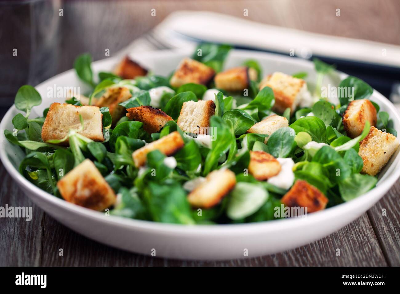 Köstlicher caesar Salat mit hausgemachten Croutons und Dressing. Stockfoto